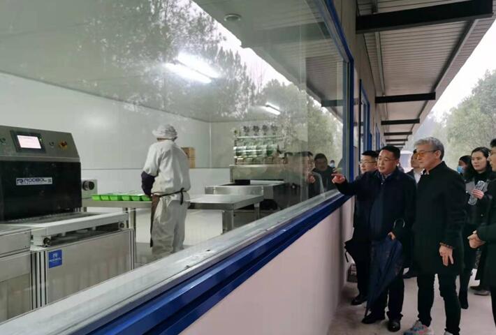 公司董事長兼總經(jīng)理張育賢陪同臺灣永和豆?jié){創(chuàng)始人林先生一下到公司考察