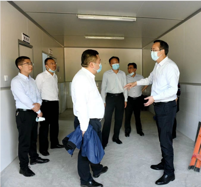 4月22日，縣委副書記、縣長譚青松到我公司督導(dǎo)肉制品產(chǎn)業(yè)發(fā)展