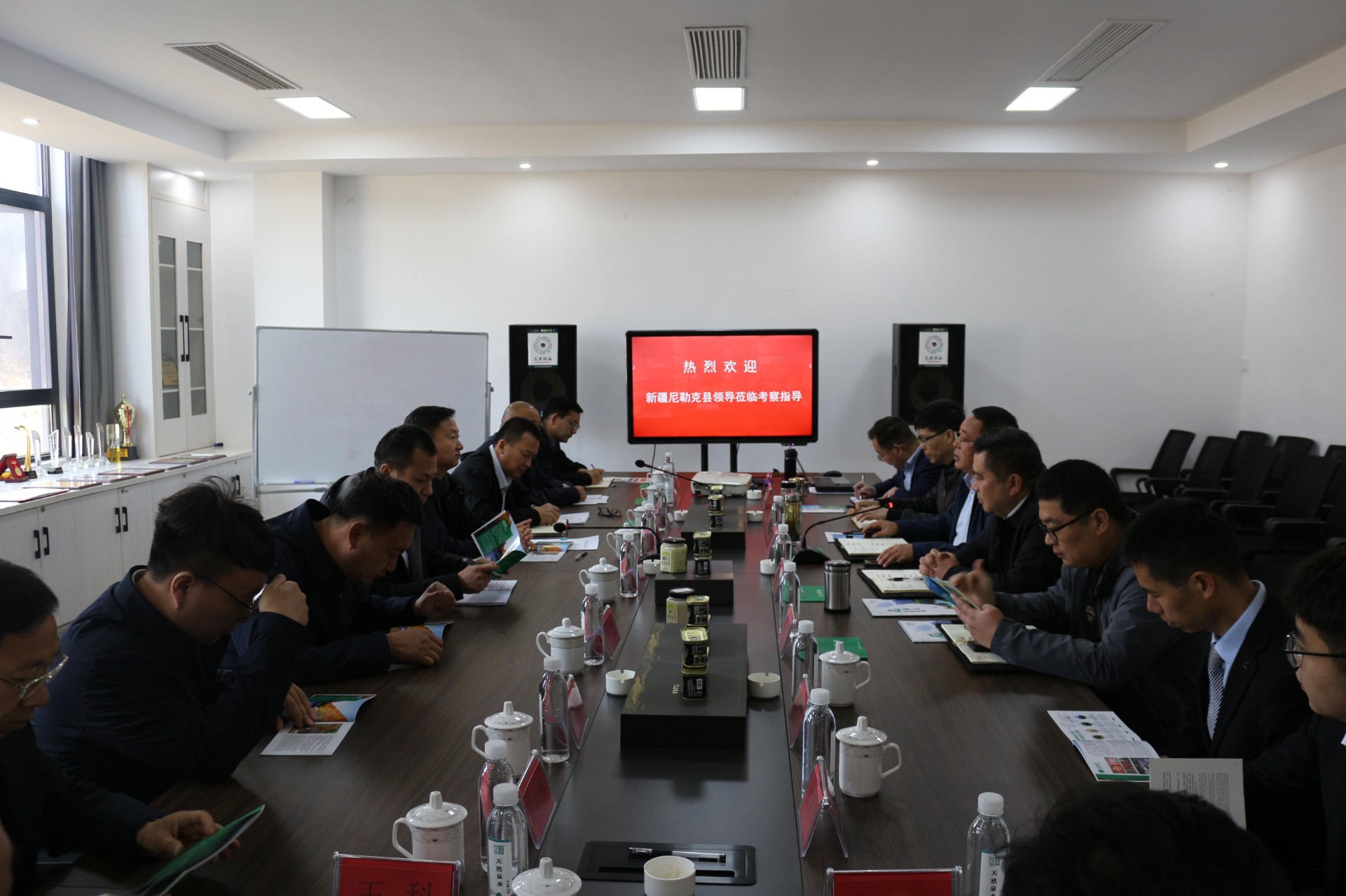 新疆尼勒克縣移三泰常委、常務(wù)副縣長等一行蒞臨我公司考察指導(dǎo)