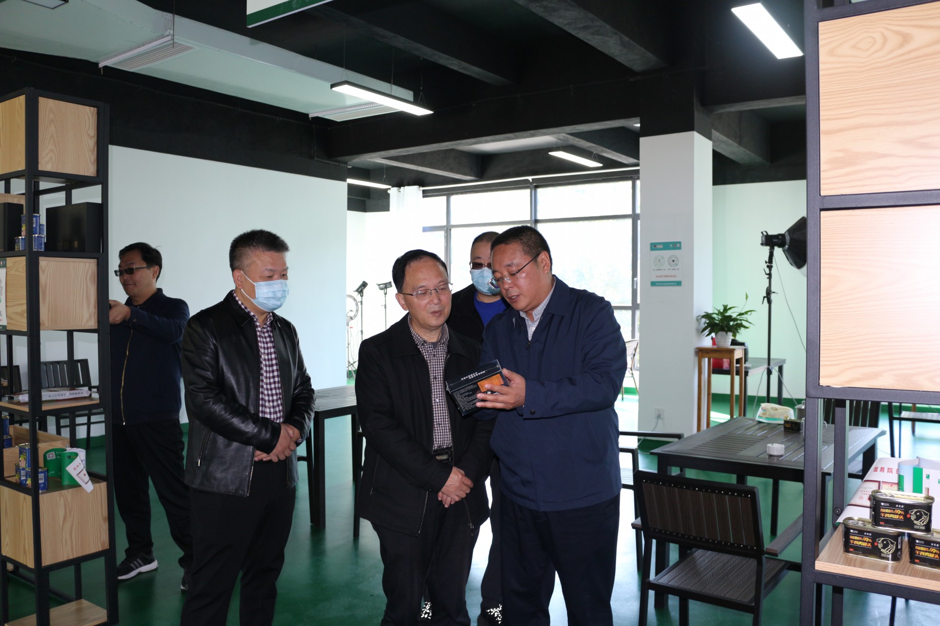 巴中市人大常委會黨組副書記、副主任袁聞聰一行蒞臨巴山牧業考察并調研